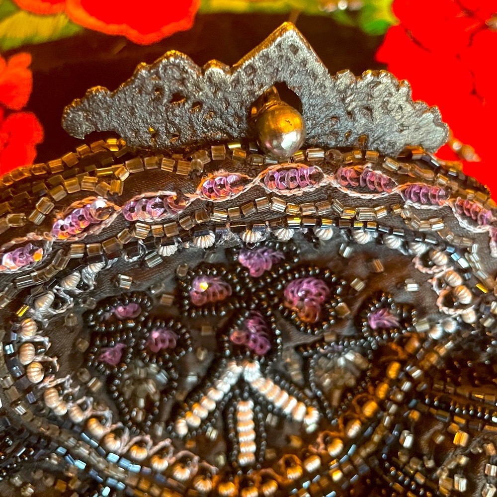 Gorgeous🌟 Wayne M Kleski black and lavender beaded purse brand new condition.